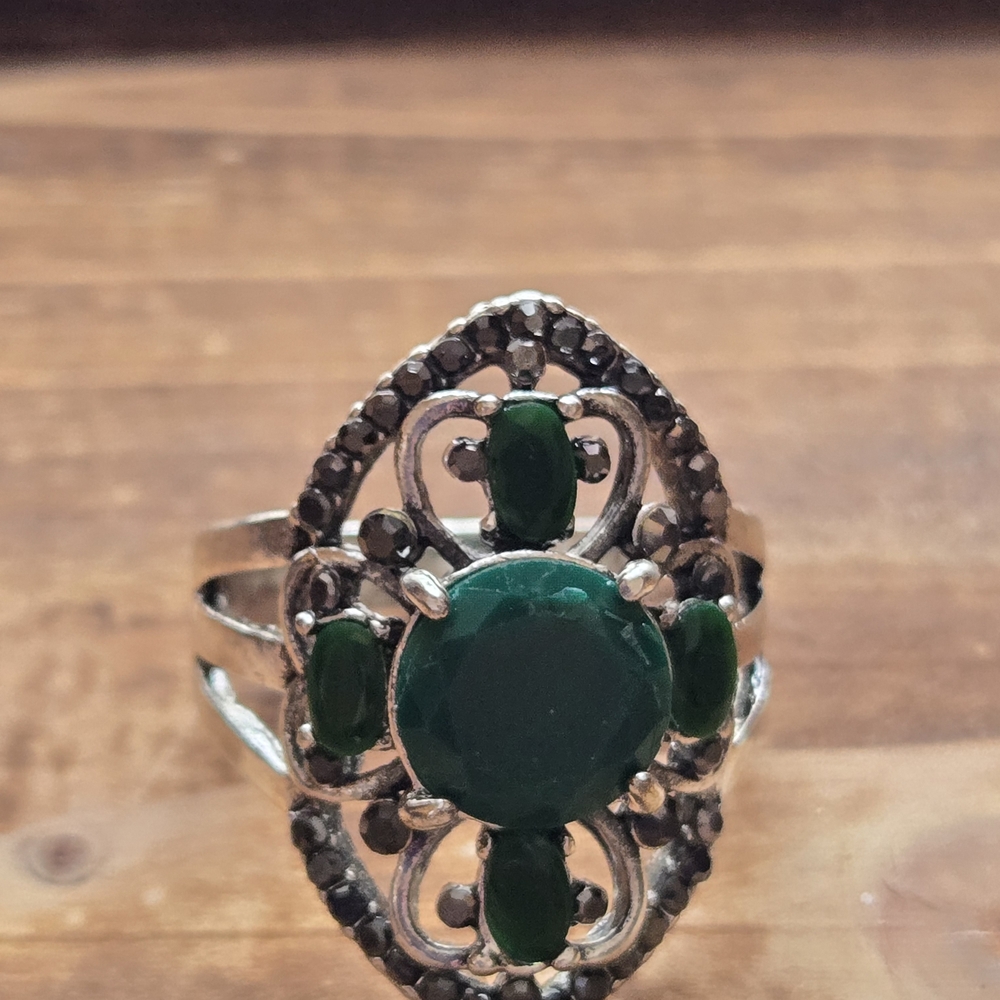 Elegant Green Gemstone Silver Ring - Picture 3 of 4
